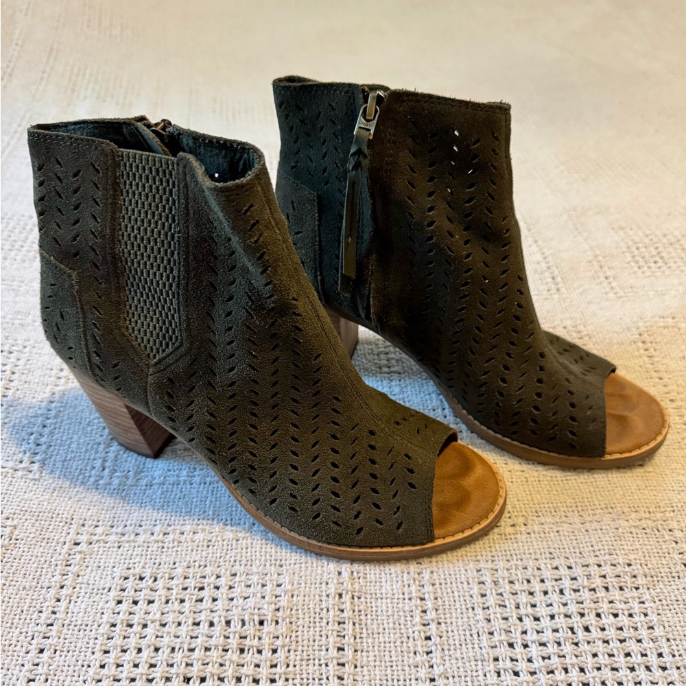 Toms Suede Leather Zipper Charcoal Dark Gray Grey Heeled Ankle Boots Booti…